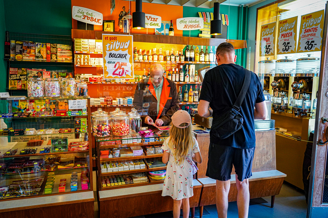 Visiting a 1974 shop. © Den Gamle By