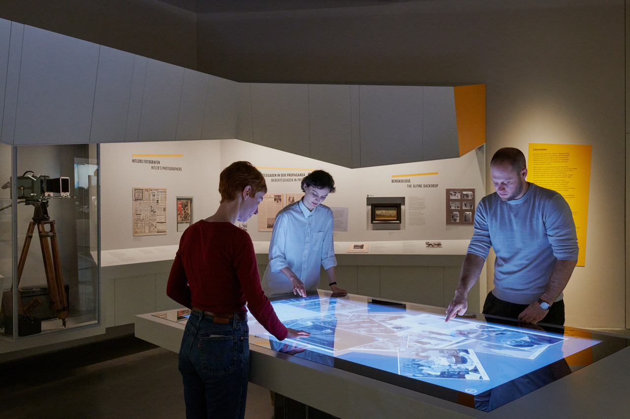 An interactive media table helps visitors deconstruct propaganda images. Photo: Anette Kradisch