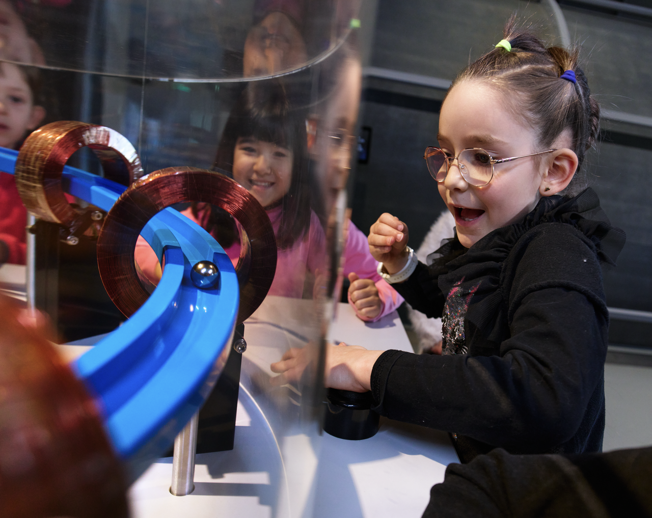 Playing with exhibits in the Discover CERN exhibition. © CERN